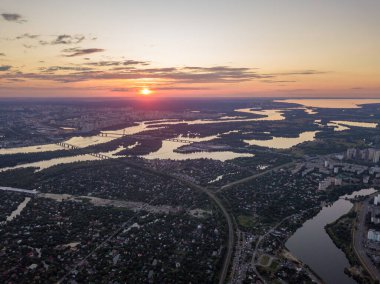 Kiev 'deki Dinyeper Nehri üzerinde gün batımı. Hava aracı görünümü.