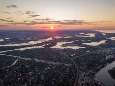 Kiev 'deki Dinyeper Nehri üzerinde gün batımı. Hava aracı görünümü.