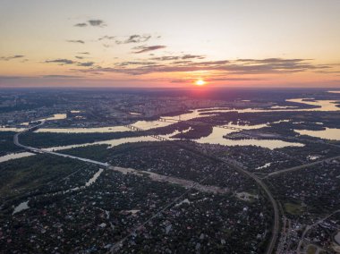 Kiev 'deki Dinyeper Nehri üzerinde gün batımı. Hava aracı görünümü.
