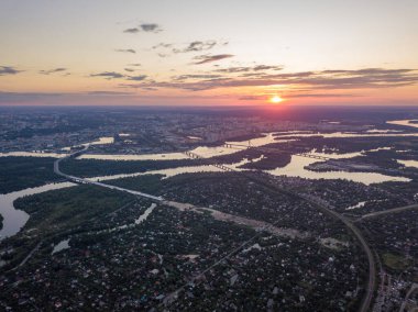 Kiev 'deki Dinyeper Nehri üzerinde gün batımı. Hava aracı görünümü.