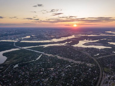 Kiev 'deki Dinyeper Nehri üzerinde gün batımı. Hava aracı görünümü.