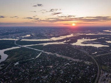 Kiev 'deki Dinyeper Nehri üzerinde gün batımı. Hava aracı görünümü.