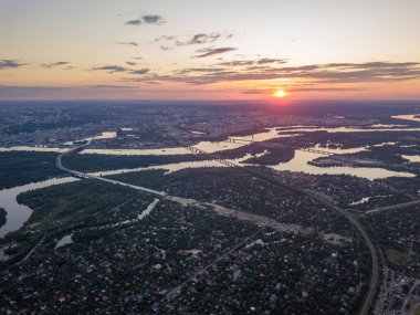 Kiev 'deki Dinyeper Nehri üzerinde gün batımı. Hava aracı görünümü.