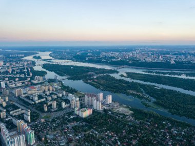 Kiev 'deki Dinyeper Nehri üzerinde gün batımı. Hava aracı görünümü.