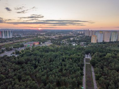 Hava aracı görüntüsü. Kiev 'de günbatımı.