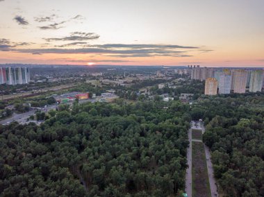 Hava aracı görüntüsü. Kiev 'de günbatımı.