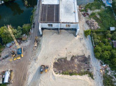 Hava aracı görüntüsü. Kiev 'de Dinyeper nehri üzerinde bir köprü inşa ediliyor..