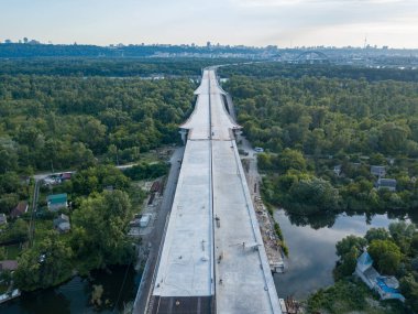 Hava aracı görüntüsü. Kiev 'de Dinyeper nehri üzerinde bir köprü inşa ediliyor..