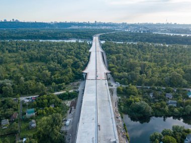 Hava aracı görüntüsü. Kiev 'de Dinyeper nehri üzerinde bir köprü inşa ediliyor..