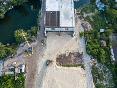 Hava aracı görüntüsü. Kiev 'de Dinyeper nehri üzerinde bir köprü inşa ediliyor..