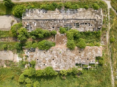 Hava aracı üst görüntüsü. Ukrayna köyünde terk edilmiş bir çiftlik..