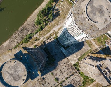 Hava aracı görüntüsü. Kiev 'de terk edilmiş yüksek binalar..