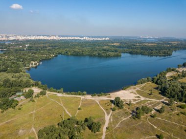 Hava aracı görüntüsü. Kiev 'de bir yaz günü göl.