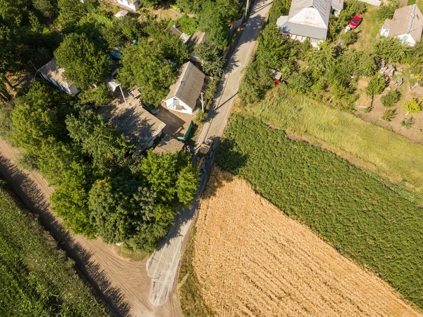 Vue Aérienne Sur Drone Une Niveleuse Dans Une Rue Rurale — Photo