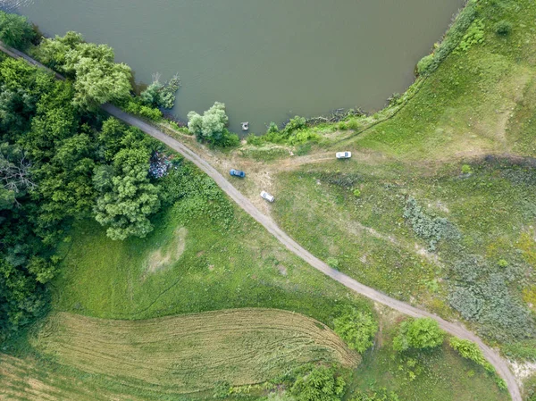 Vista Aérea Del Dron Coches Orilla Lago Rural — Foto de Stock