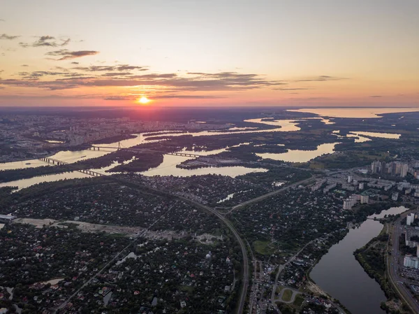 Kiev 'deki Dinyeper Nehri üzerinde gün batımı. Hava aracı görünümü.