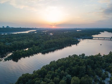 Kiev 'deki Dinyeper Nehri üzerinde gün batımı. Hava aracı görünümü.