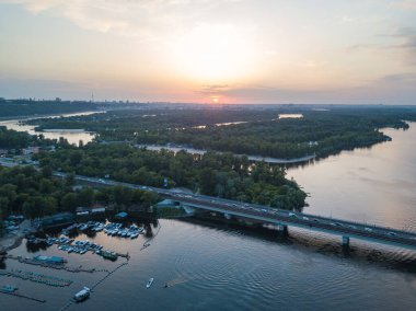 Kiev 'deki Dinyeper Nehri üzerinde gün batımı. Hava aracı görünümü.