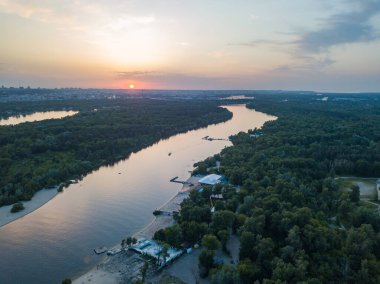 Kiev 'deki Dinyeper Nehri üzerinde gün batımı. Hava aracı görünümü.