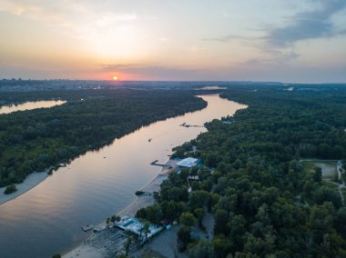 Kiev 'deki Dinyeper Nehri üzerinde gün batımı. Hava aracı görünümü.