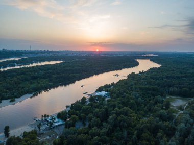 Kiev 'deki Dinyeper Nehri üzerinde gün batımı. Hava aracı görünümü.