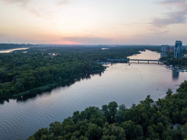 Kiev 'deki Dinyeper Nehri üzerinde gün batımı. Hava aracı görünümü.