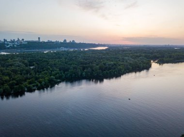 Kiev 'deki Dinyeper Nehri üzerinde gün batımı. Hava aracı görünümü.