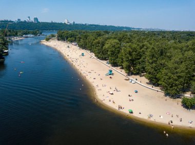 Hava görüntüsü. Yazın Kiev 'de kumlu bir sahil..