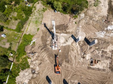 Kiev 'de Dinyeper nehri üzerinde bir köprü inşa ediliyor. Hava aracı görünümü.