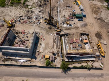 Kiev 'de Dinyeper nehri üzerinde bir köprü inşa ediliyor. Hava aracı görünümü.