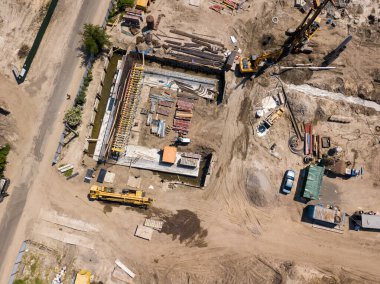 Kiev 'de Dinyeper nehri üzerinde bir köprü inşa ediliyor. Hava aracı görünümü.