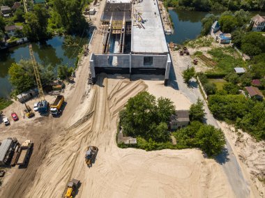 Kiev 'de Dinyeper nehri üzerinde bir köprü inşa ediliyor. Hava aracı görünümü.