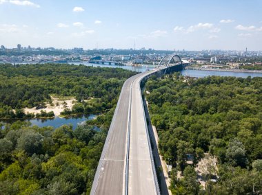 Kiev 'de Dinyeper nehri üzerinde bir köprü inşa ediliyor. Hava aracı görünümü.