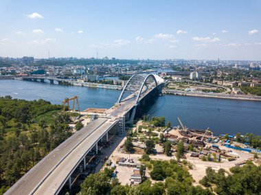 Kiev 'de Dinyeper nehri üzerinde bir köprü inşa ediliyor. Hava aracı görünümü.