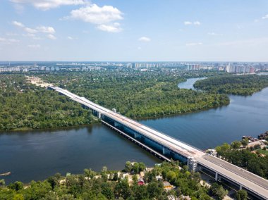 Kiev 'de Dinyeper nehri üzerinde bir köprü inşa ediliyor. Hava aracı görünümü.