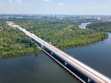 Kiev 'de Dinyeper nehri üzerinde bir köprü inşa ediliyor. Hava aracı görünümü.