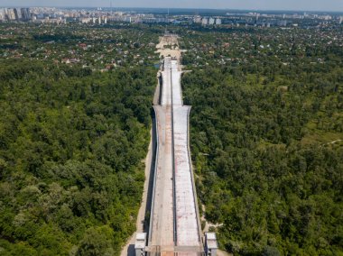 Kiev 'de Dinyeper nehri üzerinde bir köprü inşa ediliyor. Hava aracı görünümü.