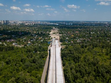 Kiev 'de Dinyeper nehri üzerinde bir köprü inşa ediliyor. Hava aracı görünümü.
