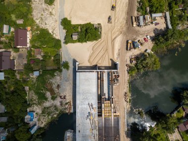 Kiev 'de Dinyeper nehri üzerinde bir köprü inşa ediliyor. Hava aracı görünümü.