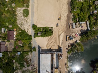 Kiev 'de Dinyeper nehri üzerinde bir köprü inşa ediliyor. Hava aracı görünümü.