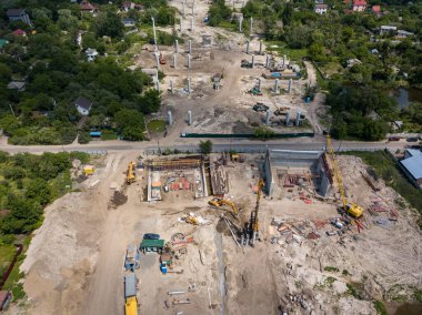 Kiev 'de Dinyeper nehri üzerinde bir köprü inşa ediliyor. Hava aracı görünümü.