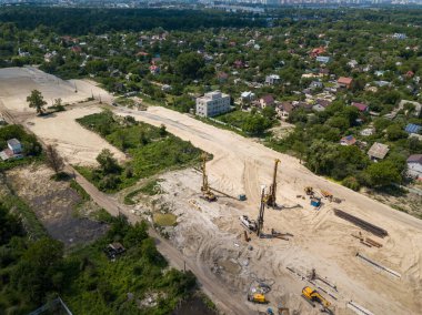 Kiev 'de Dinyeper nehri üzerinde bir köprü inşa ediliyor. Hava aracı görünümü.