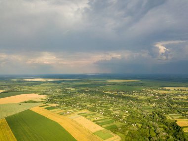 Hava aracı görüntüsü. Ukrayna 'da bir köyün yakınındaki tarım arazileri.