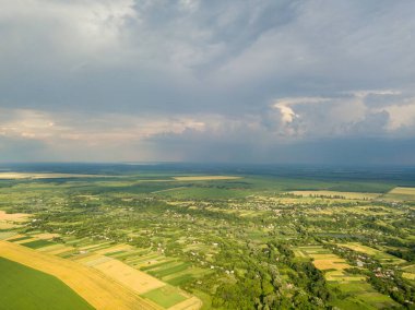 Hava aracı görüntüsü. Ukrayna 'da bir köyün yakınındaki tarım arazileri.