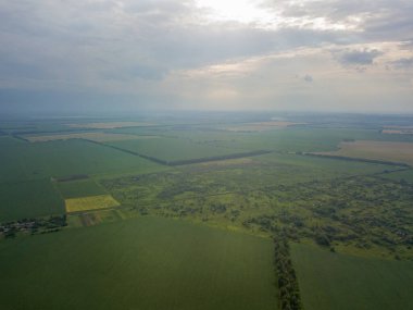 Hava aracı görüntüsü. Ukrayna 'da bir köyün yakınındaki tarım arazileri.