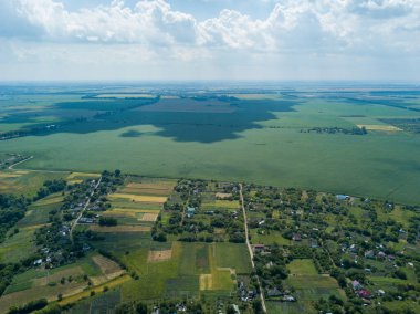 Hava aracı görüntüsü. Ukrayna 'da bir köyün yakınındaki tarım arazileri.