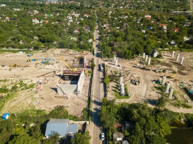 Kiev 'de Dinyeper nehri üzerinde bir köprü inşa ediliyor. Hava aracı görünümü.
