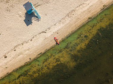 Hava aracı görüntüsü. Kiev 'deki Dinyeper Nehri' nin kumlu sahilinde bir tekne..