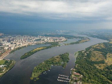 Dinyeper Nehri 'nin ve Kiev şehrinin yukarıdan görünüşü. Yaz güneşli bir gün.
