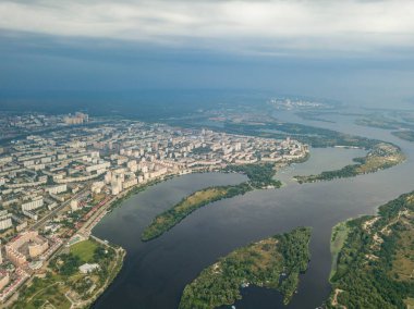 Dinyeper Nehri 'nin ve Kiev şehrinin yukarıdan görünüşü. Yaz güneşli bir gün.